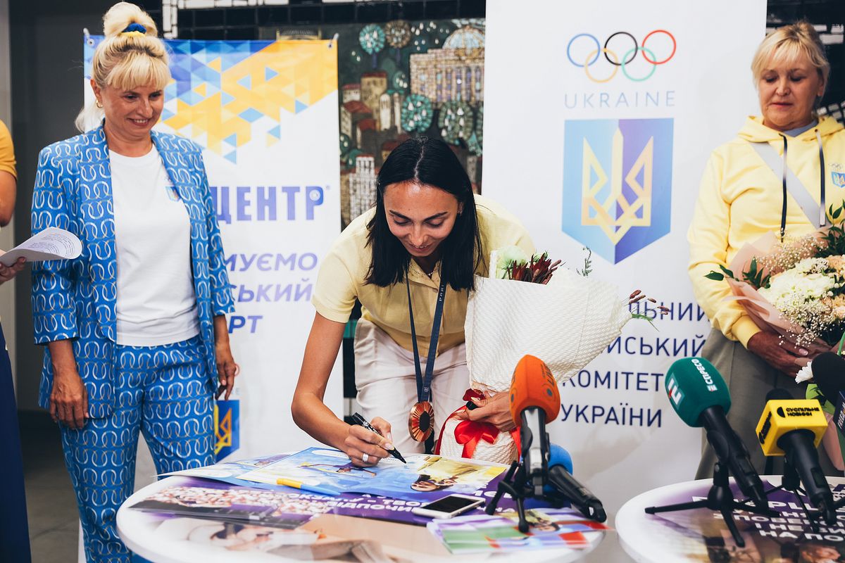 Iryna Herashchenko podepisuje autogramy